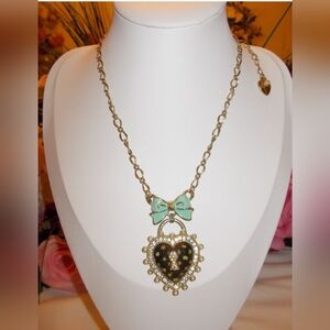 BETSEY JOHNSON LOVELY VINTAGE LUCITE HEART AND GREEN BOW FRONTAL DROP NECKLACE